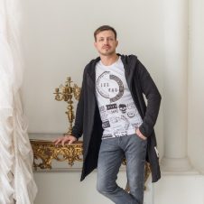 Крутов Александр Коммерческий директор. Знает о коммерции все. Например, если во время важных переговоров, у коммерческого на мобильном телефоне внезапно зазвучит
рингтон "Владимирский централ", то партнеры гораздо быстрее примут вашу позицию.