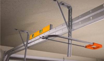 Монтаж_гаражных_ворот_с_пружинами_растяжения_Trend