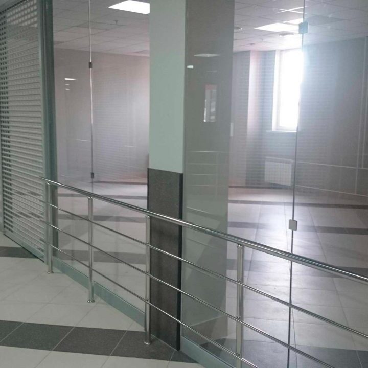 Стеклянные-перегородки-и-ограждения-Максидом